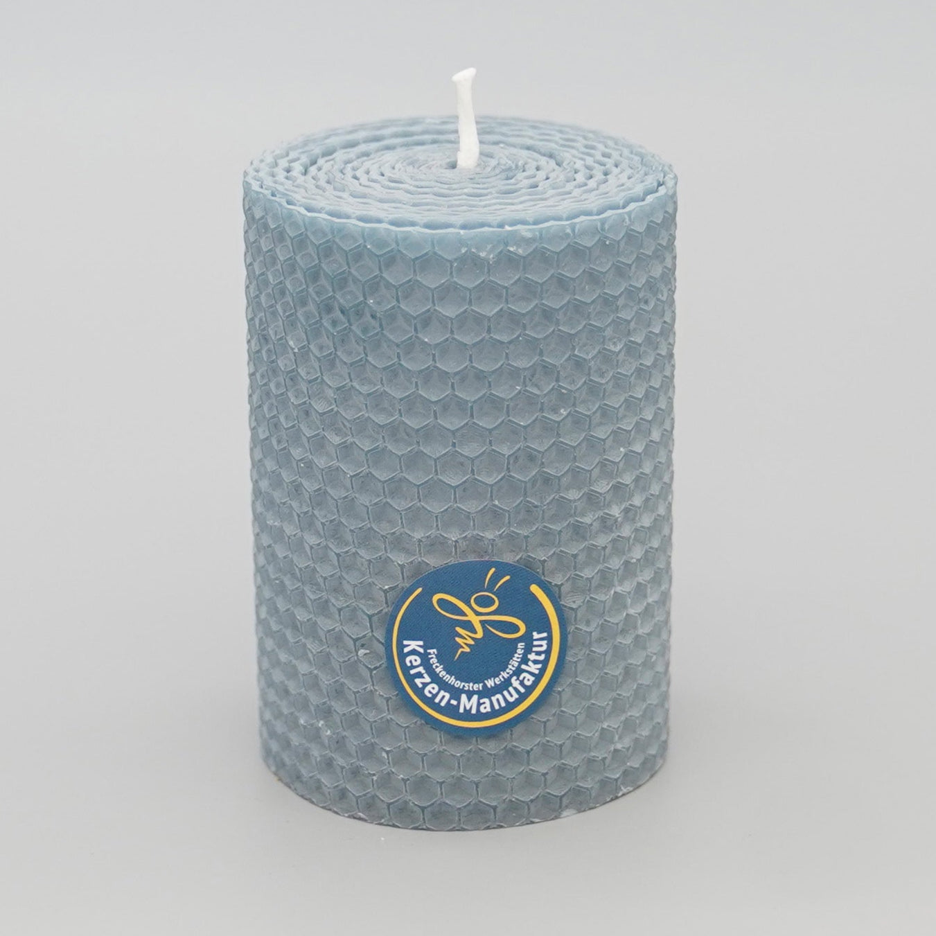 Wabenkerze aus Bienenwachs im Farbton grau / blau, Durchmesser 65 mm Höhe 100 mm