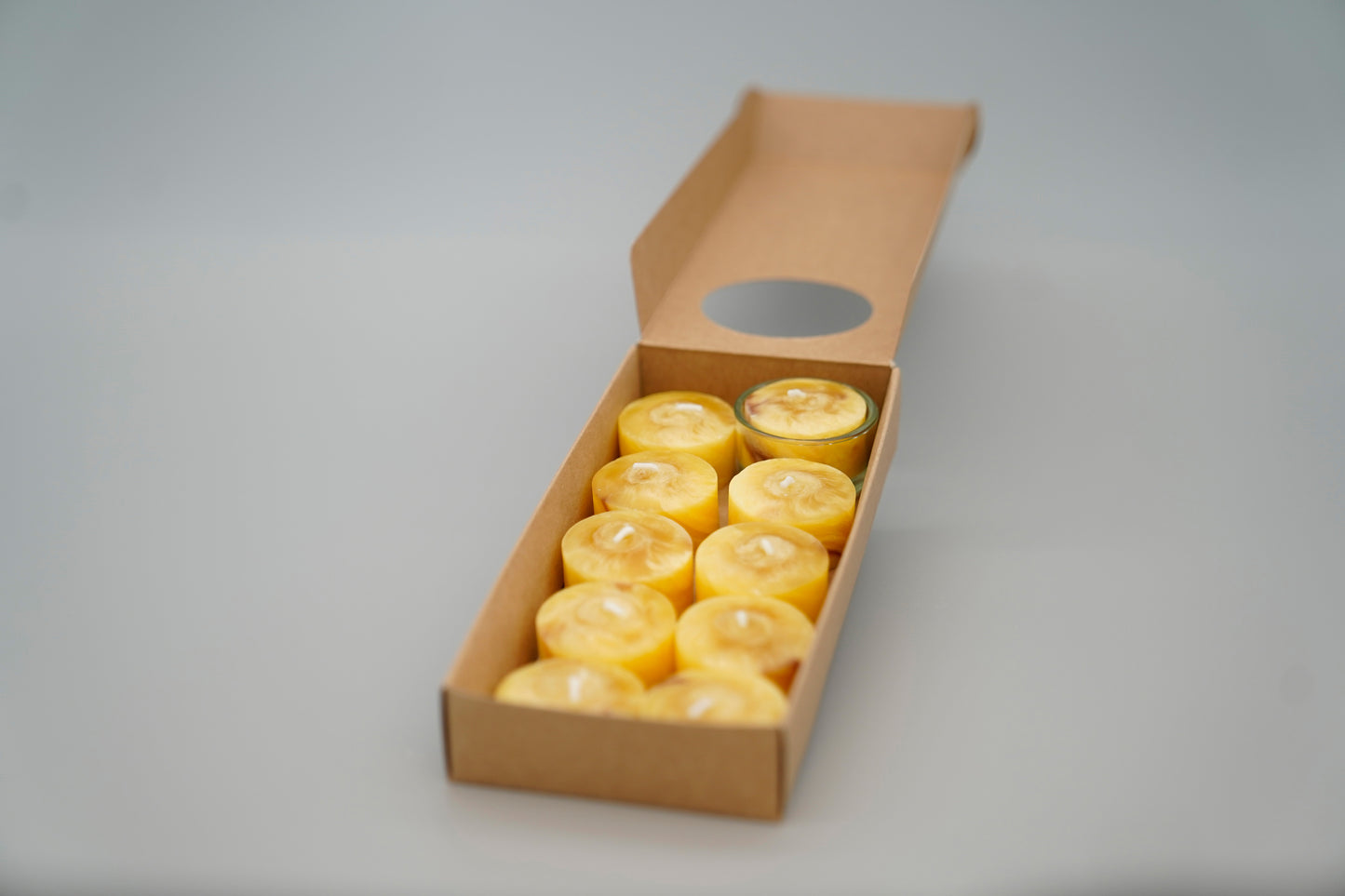 Karton mit 10 Bienenwachsteelichtern