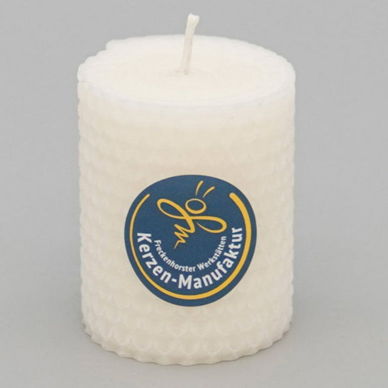 Wabenkerze im Farbton elfenbein, Durchmesser 45 mm Höhe 60 mm