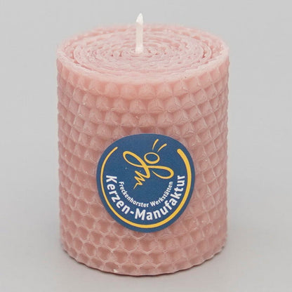 Wabenkerze aus Bienenwachs im Farbton pink, Durchmesser 45 mm Höhe 60 mm