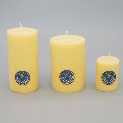 Wabenkerzen aus Bienenwachs im Farbton natur, 3 Kerzen in verschiedenen Höhen und Durchmessern