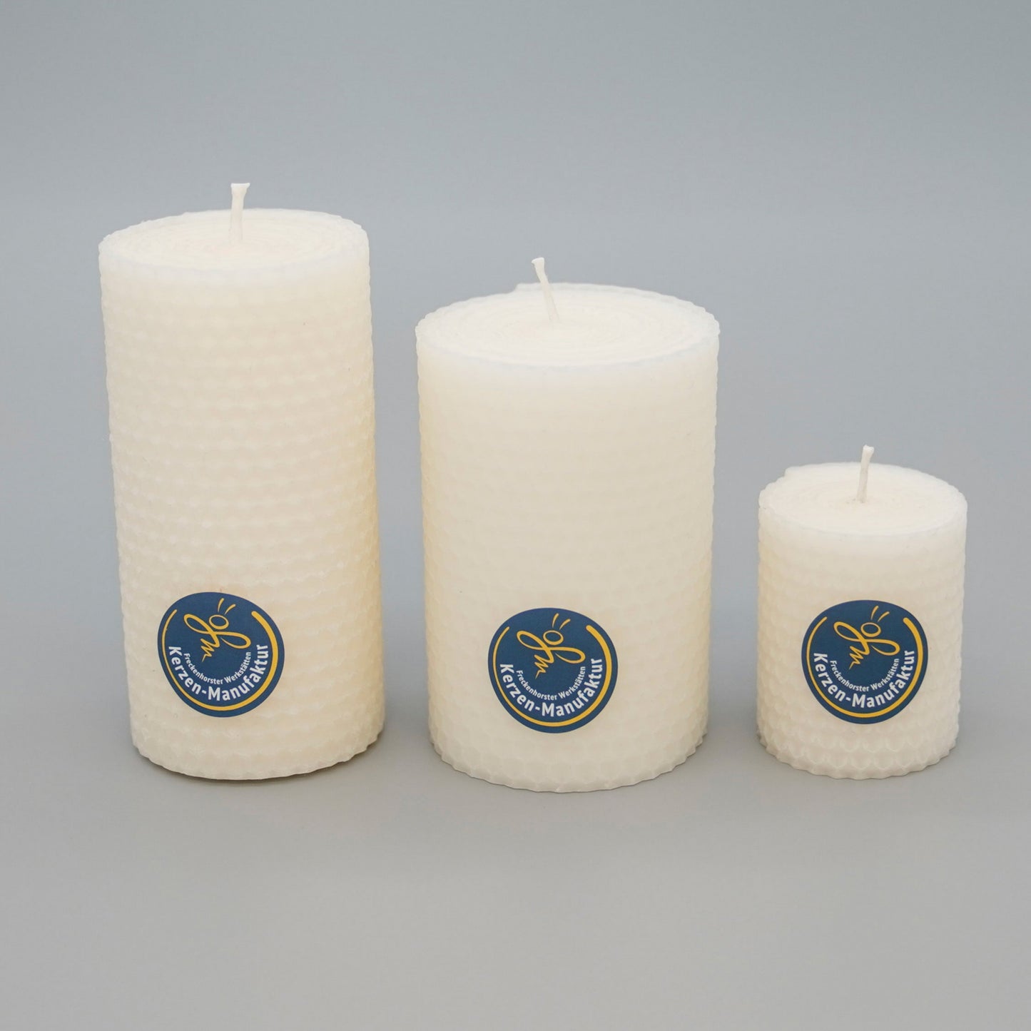 Wabenkerzen aus Bienenwachs im Farbton elfenbein, 3 Kerzen in unterschiedlichen Höhen und Durchmessern