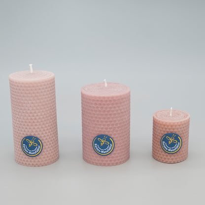 Wabenkerzen aus Bienenwachs im Farbton pink, 3 Kerzen in unterschiedlichen Höhen und Durchmessern