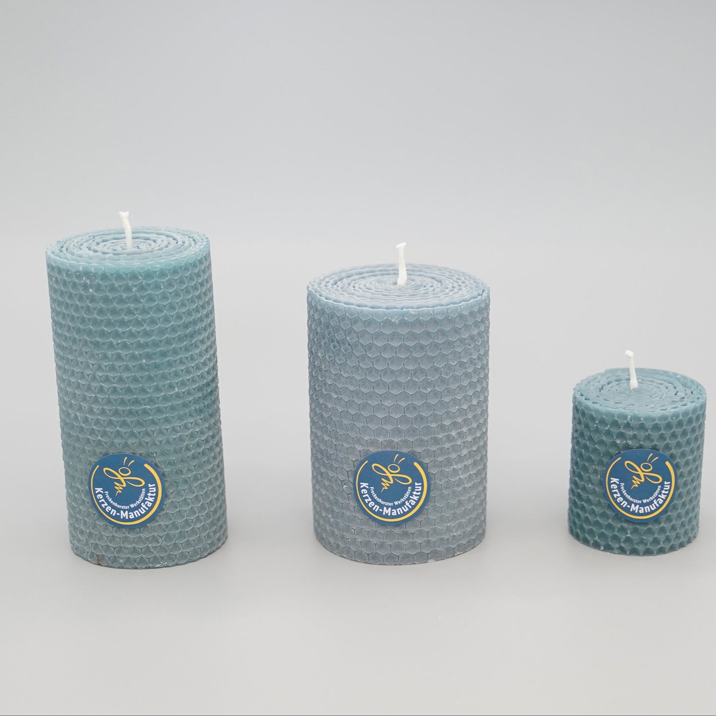 Wabenkerzen aus Bienenwachs im Farbton grau blau, 3 Kerzen in unterschiedlichen Höhen und Durchmessern