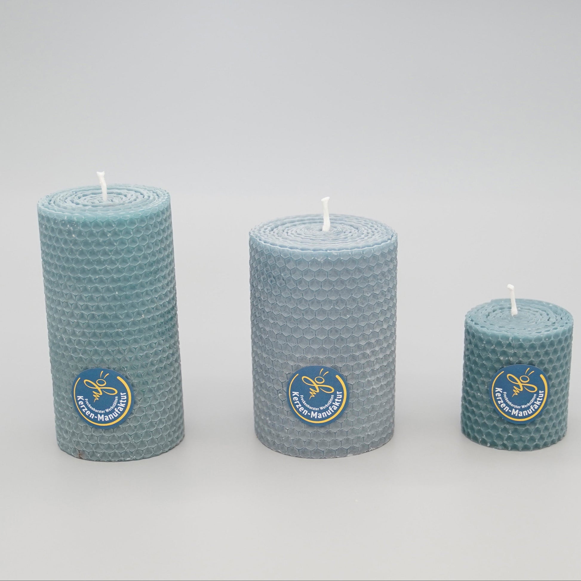 Wabenkerzen aus Bienenwachs im Farbton grau blau, 3 Kerzen in unterschiedlichen Höhen und Durchmessern