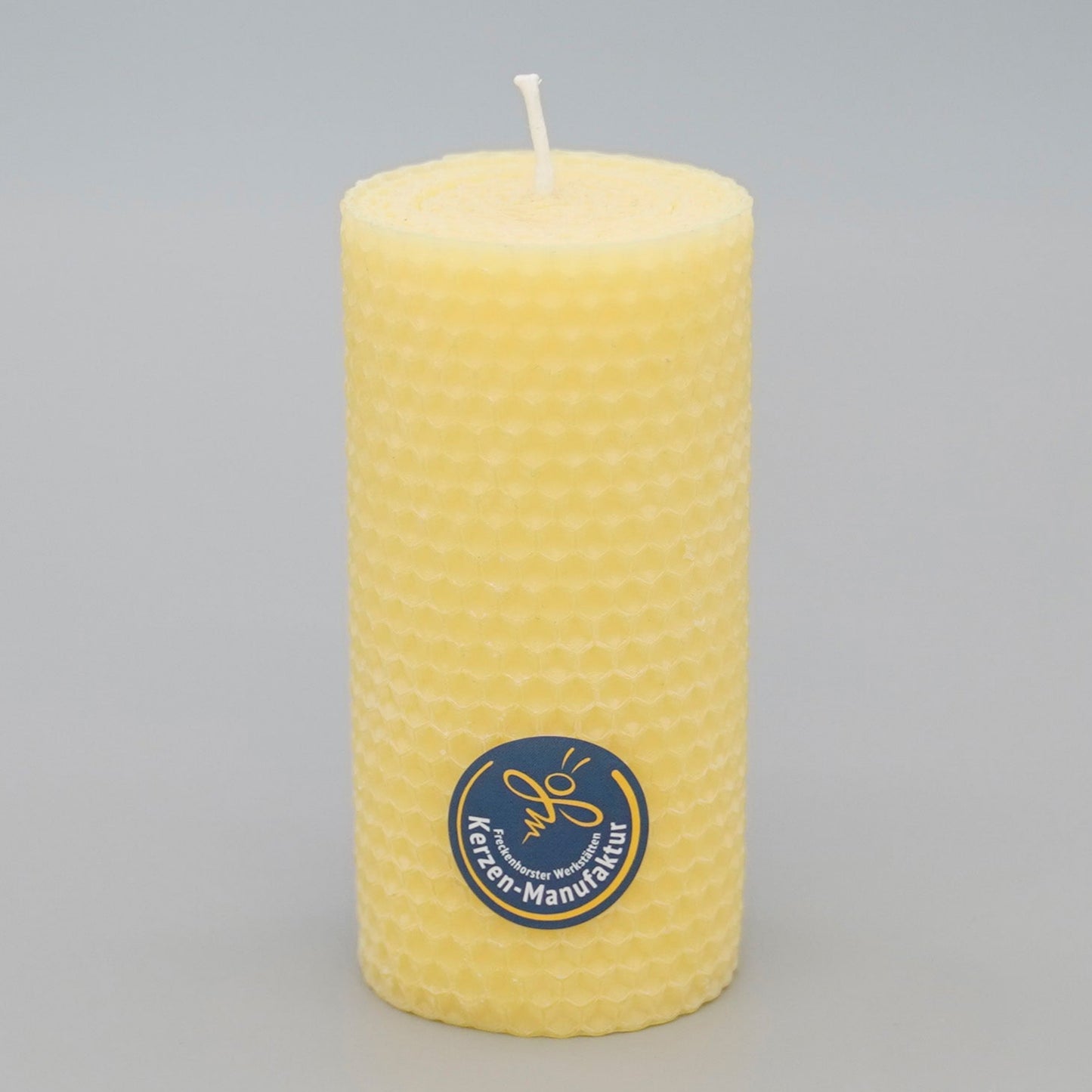 Wabenkerze aus Bienenwachs im Farbton natur, Durchmesser 55 mm Höhe 120 mm