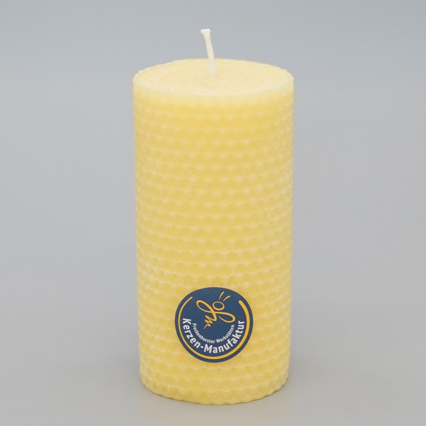 Wabenkerze aus Bienenwachs im Farbton natur, Durchmesser 55 mm Höhe 120 mm