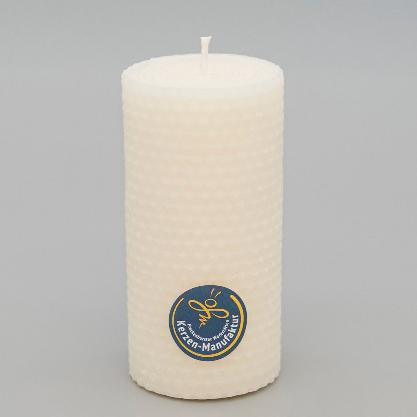 Wabenkerze aus Bienenwachs im Farbton elfenbein, Durchmesser 55 mm Höhe 120 mm