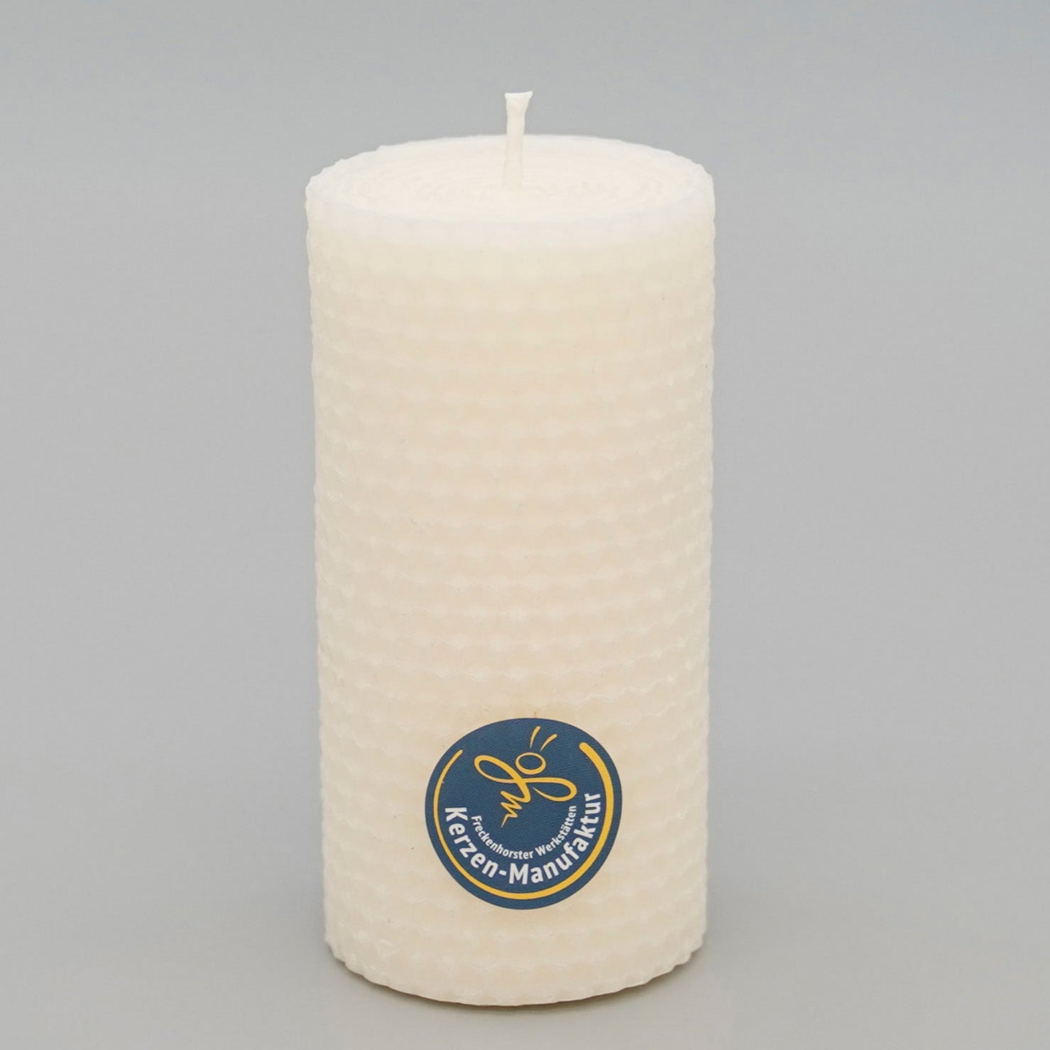 Wabenkerze aus Bienenwachs im Farbton elfenbein, Durchmesser 55 mm Höhe 120 mm