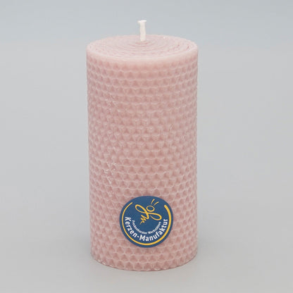 Wabenkerze aus Bienenwachs im Farbton pink, Durchmesser 55 mm Höhe 120 mm