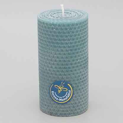 Wabenkerze aus Bienenwachs im Farbton blau / grau, Durchmesser 55 mm Höhe 120 mm
