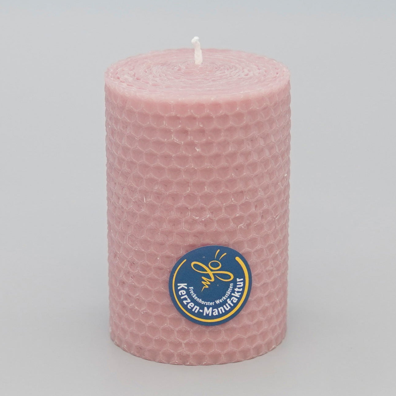 Wabenkerze aus Bienenwachs im Farbton pink, Durchmesser 65 mm Höhe 100 mm