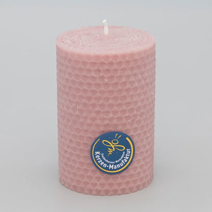 Wabenkerze aus Bienenwachs im Farbton pink, Durchmesser 65 mm Höhe 100 mm