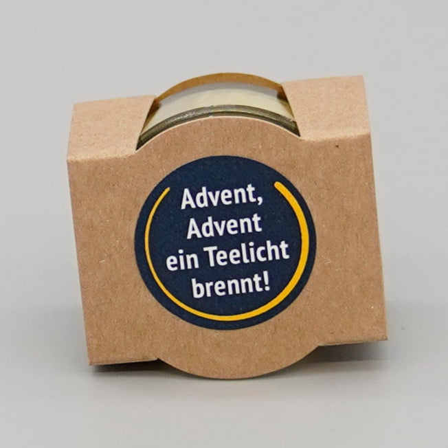 verpacktes Teelicht mit Aufschrift Advent, Advent, ein Teelicht brennt