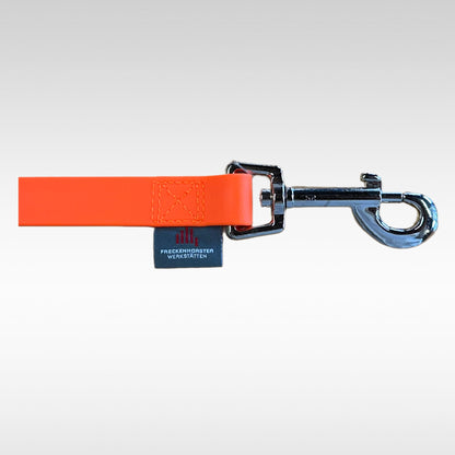 Karabiner einer orangenen 19mm breiten BioThane Leine