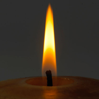 Flamme einer brennenden Bienenwachskerze