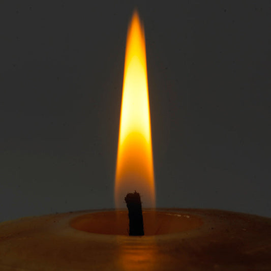 Flamme einer brennenden Bienenwachskerze