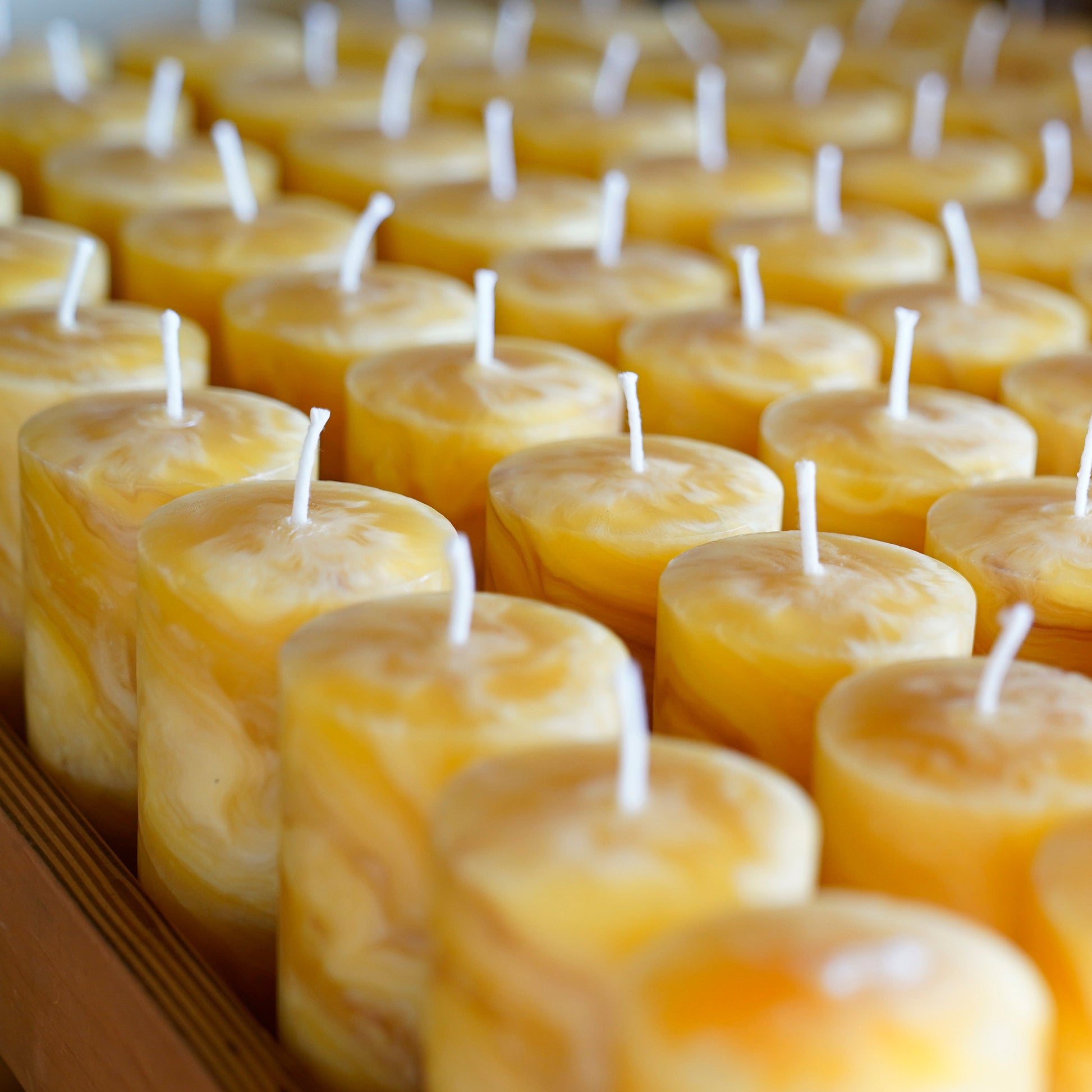 Kerzen im Farbton natur (bernsteinfarben) mit aufgerichtetem Doch