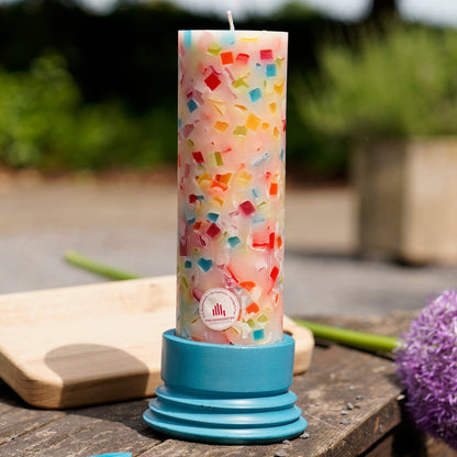 Kerzenteller Salsa im Farbton hellblau mit Würfelwachskerze bunt