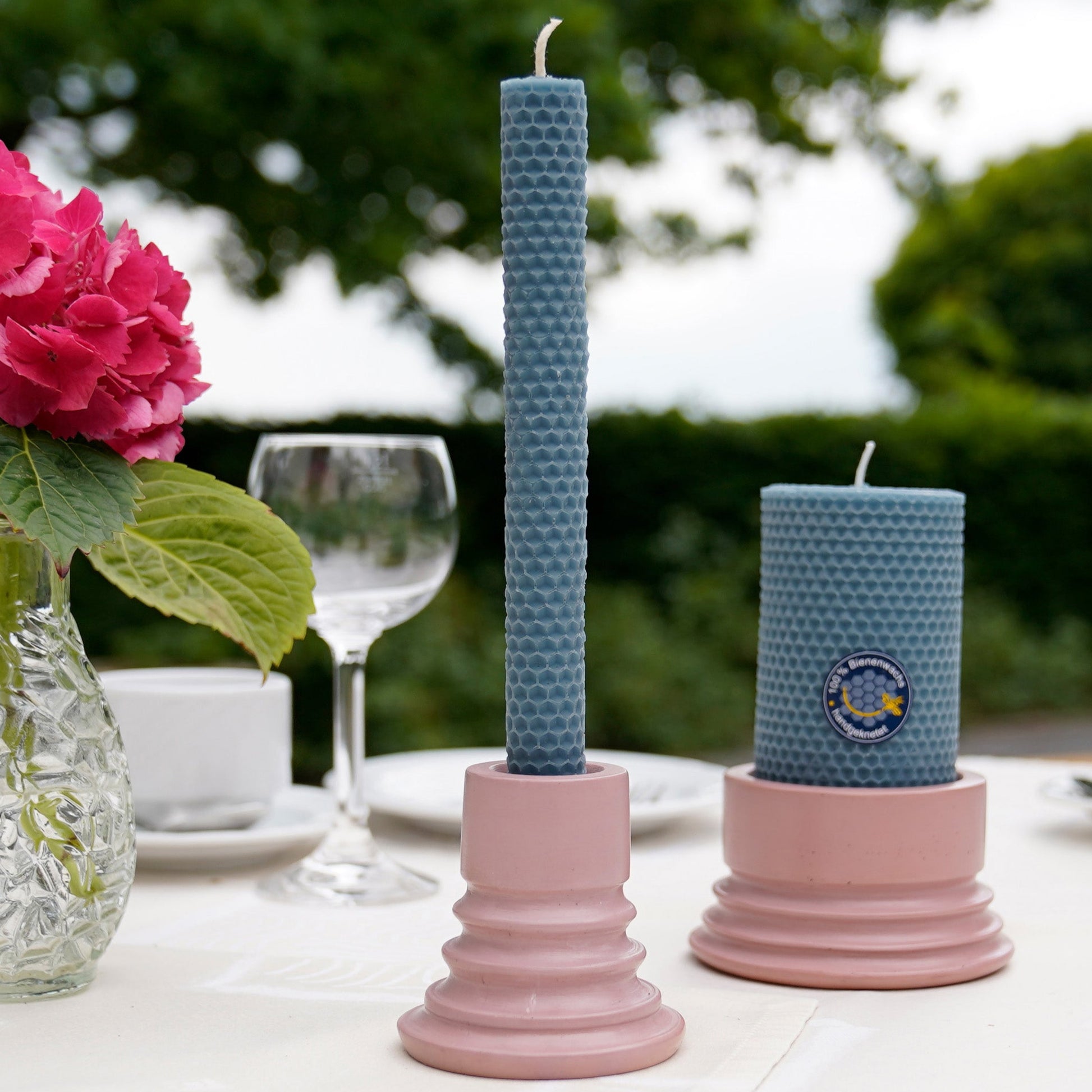 Stabkerze in Wabenoptik im Farbton blau grau, Durchmesser 20 mm Höhe 200 mm