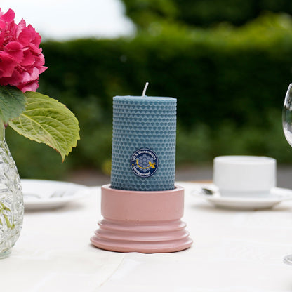 Wabenkerze aus Bienenwachs im Farbton blau grau