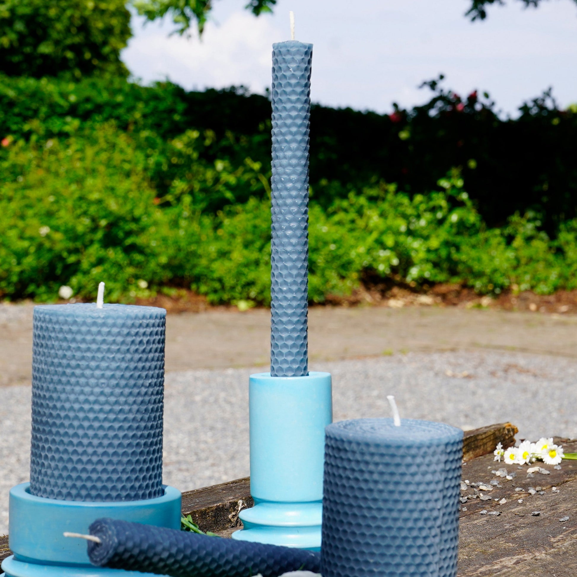 Stabkerze in Wabenoptik im Farbton blau grau, Durchmesser 20 mm Höhe 200 mm