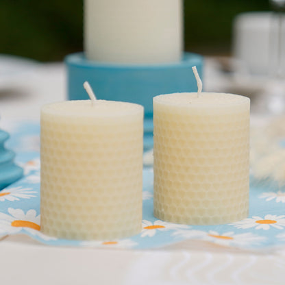 zwei wabenkerzen aus bienenwachs im farbton elfenbein