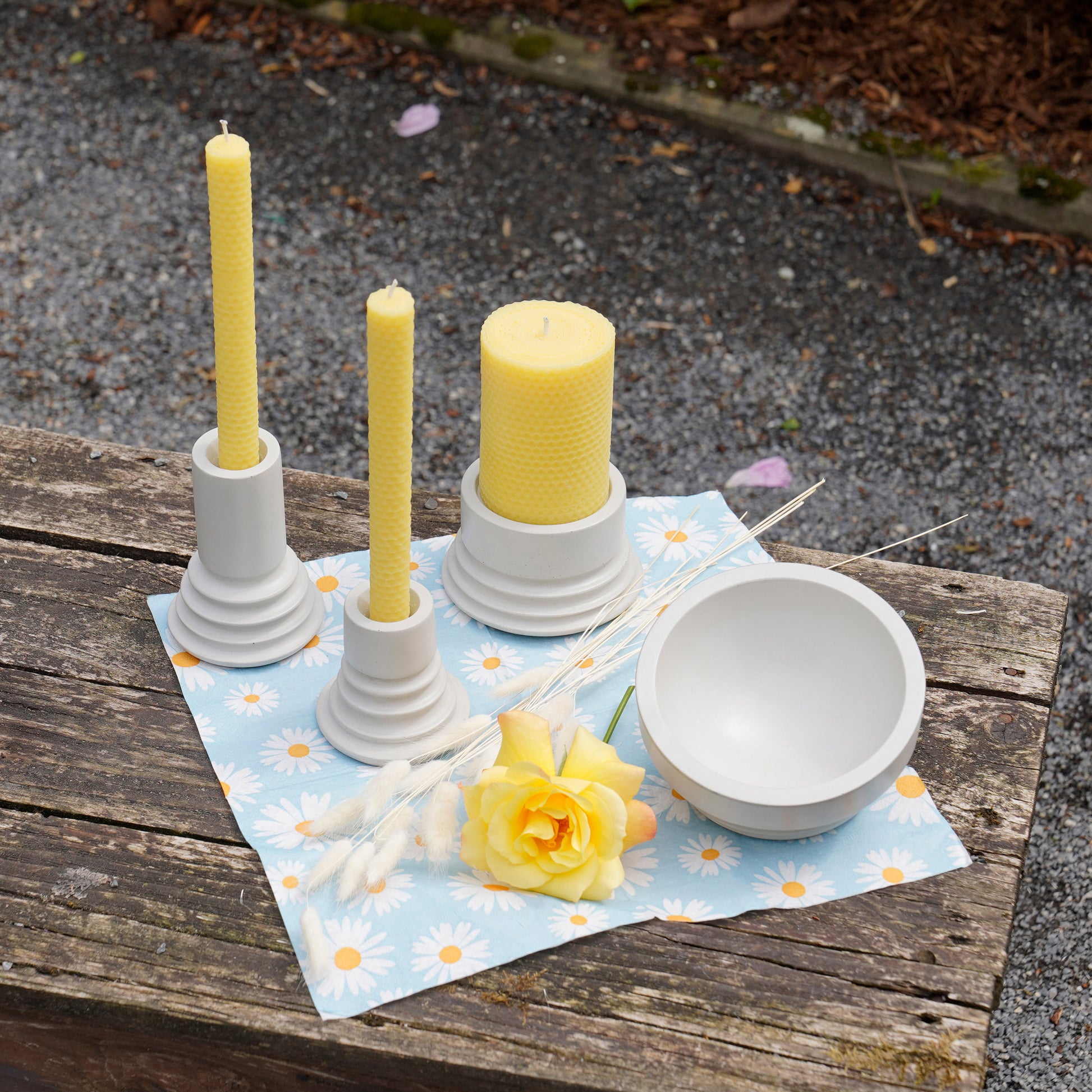 Wabenkerzen aus Bienenwachs im Farbton natur, Stabkerze und Stumpenkerze