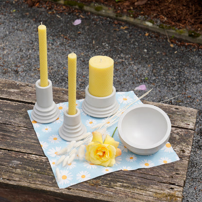 Wabenkerzen aus Bienenwachs im Farbton natur, Stabkerze und Stumpenkerze