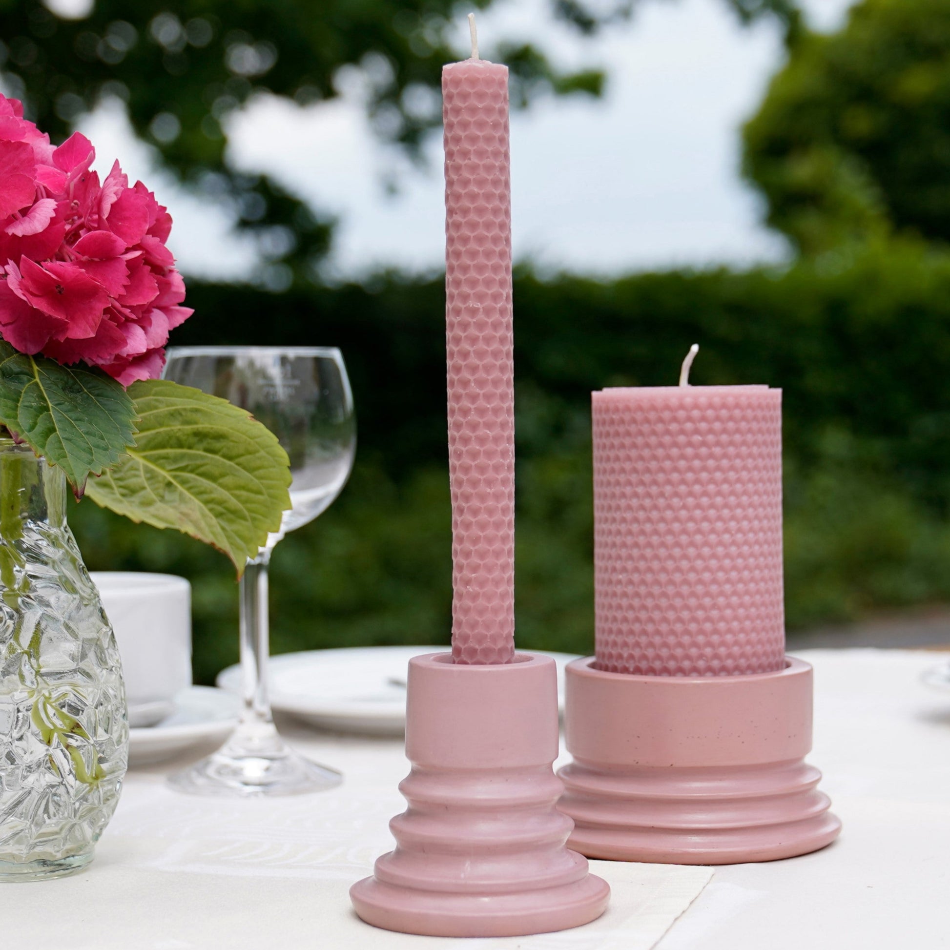 Stabkerze in Wabenoptik im Farbton pink, Durchmesser 20 mm Höhe 200 mm